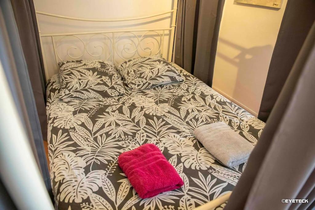 Le Baldaquin Quartier Cathedrale-Marais Apartment Bourges Luaran gambar
